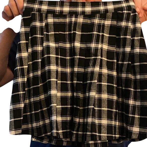 Hollister Dresses & Skirts - Hollister Black Pleated Skirt with Side Zipper Mini Size XS